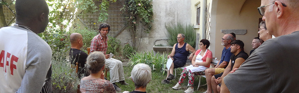 Réunion dans le jardin